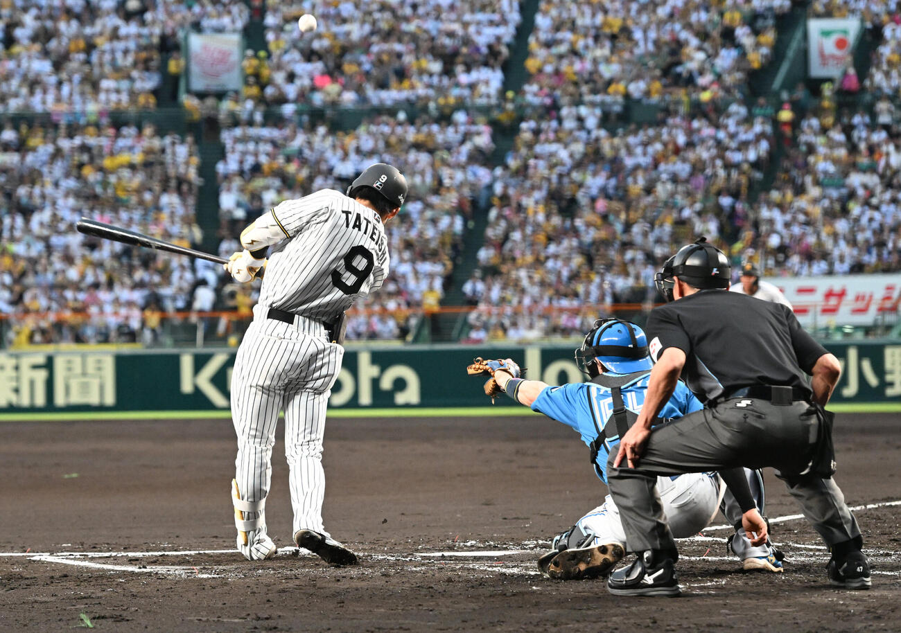 阪神対日本ハム　1回裏阪神2死一、二塁、遊飛に倒れる立石正広（撮影・和賀正仁）