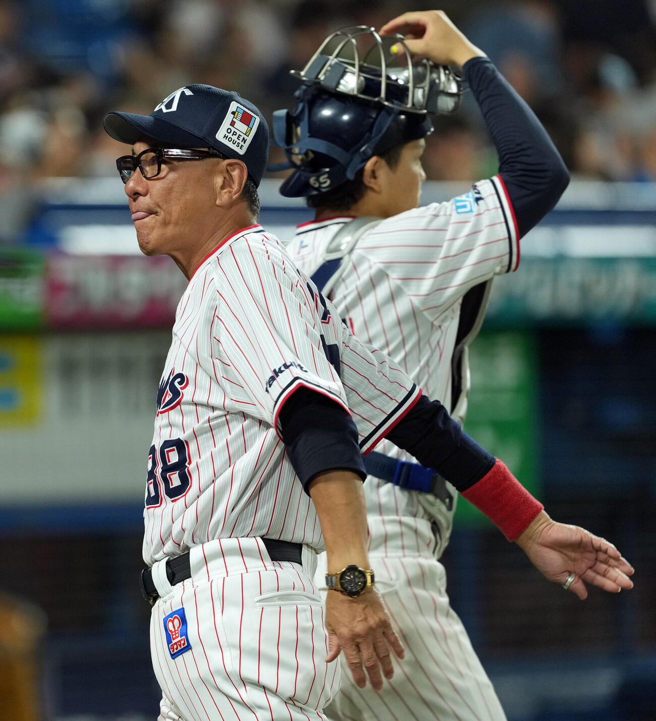 ヤクルト対西武　9回表、選手の交代を告げベンチに下がるヤクルト池山隆寛監督（撮影・たえ見朱実）