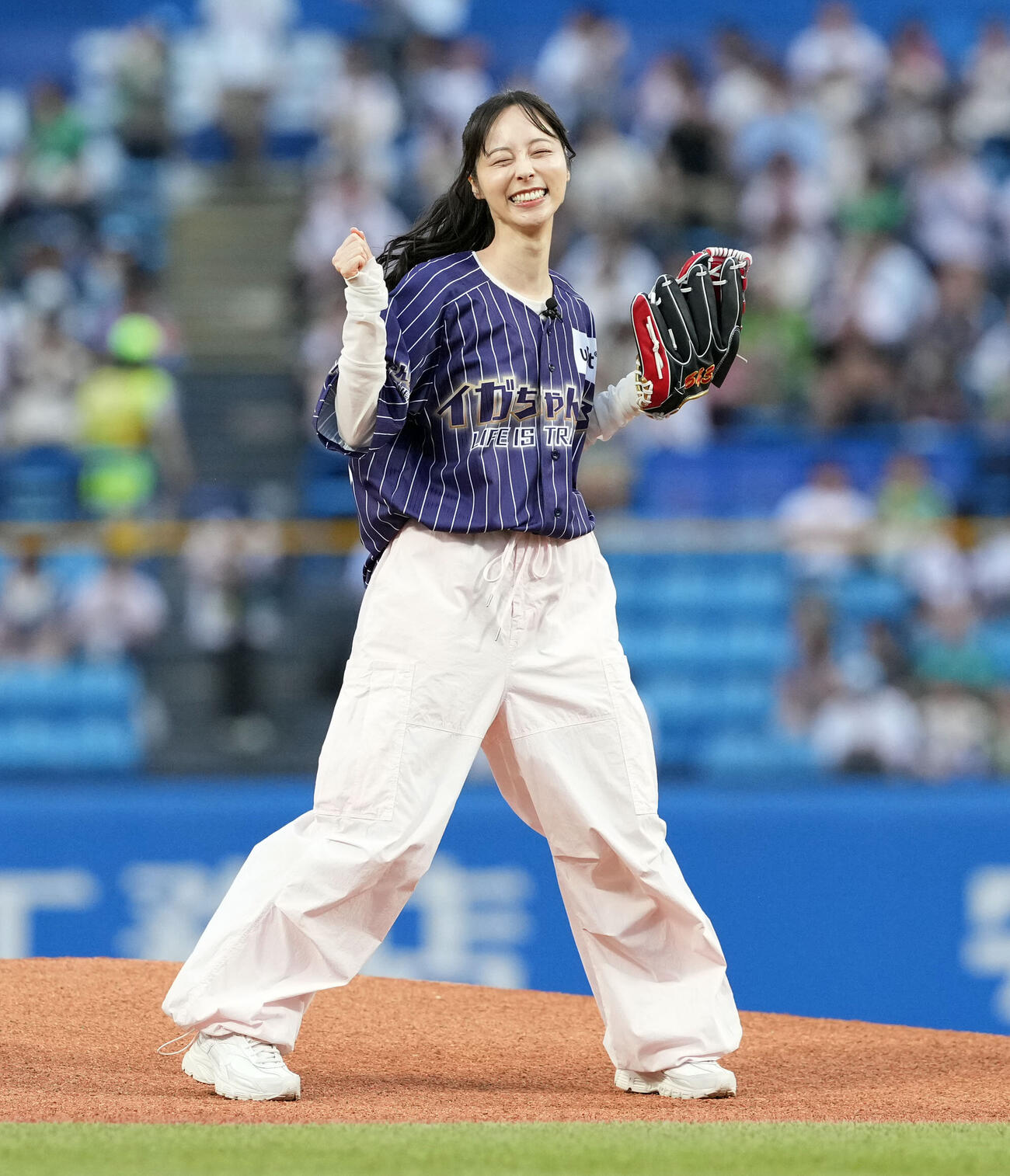 ヤクルト対西武　ファーストピッチセレモニーを務め笑顔を見せる山本萩子（撮影・たえ見朱実）