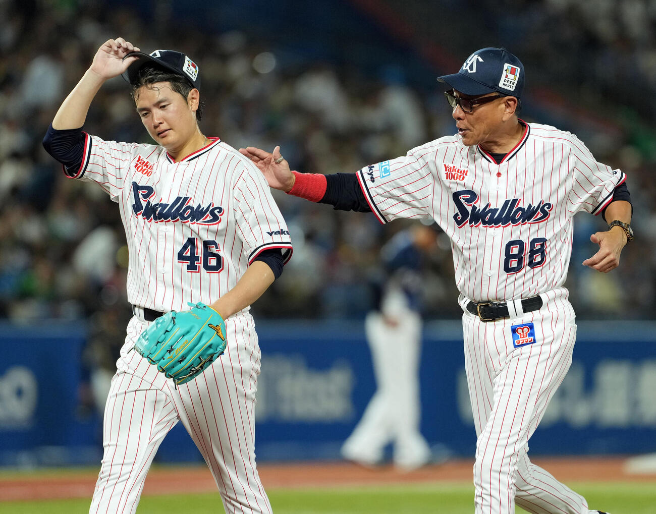 ヤクルト対西武　9回途中で5失点のヤクルト大道温貴（左）を下げた池山隆寛監督（撮影・たえ見朱実）