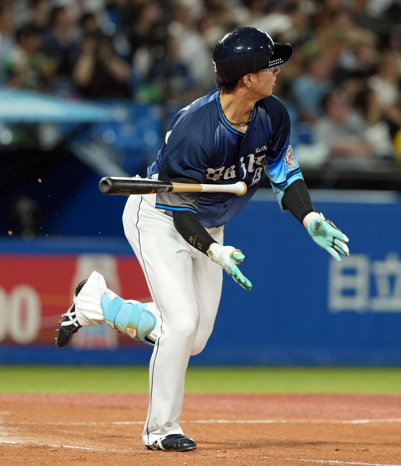 ヤクルト対西武　3回表西武1死、左越えに本塁打を放つ長谷川信哉（撮影・たえ見朱実）