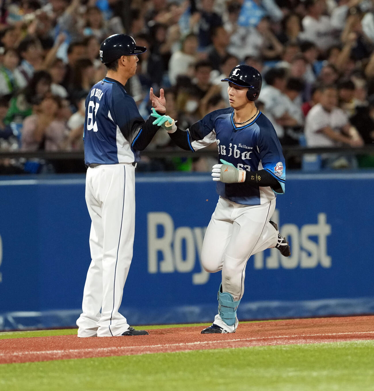 ヤクルト対西武　3回表西武1死、左越えにソロ本塁打を放った長谷川信哉（撮影・たえ見朱実）