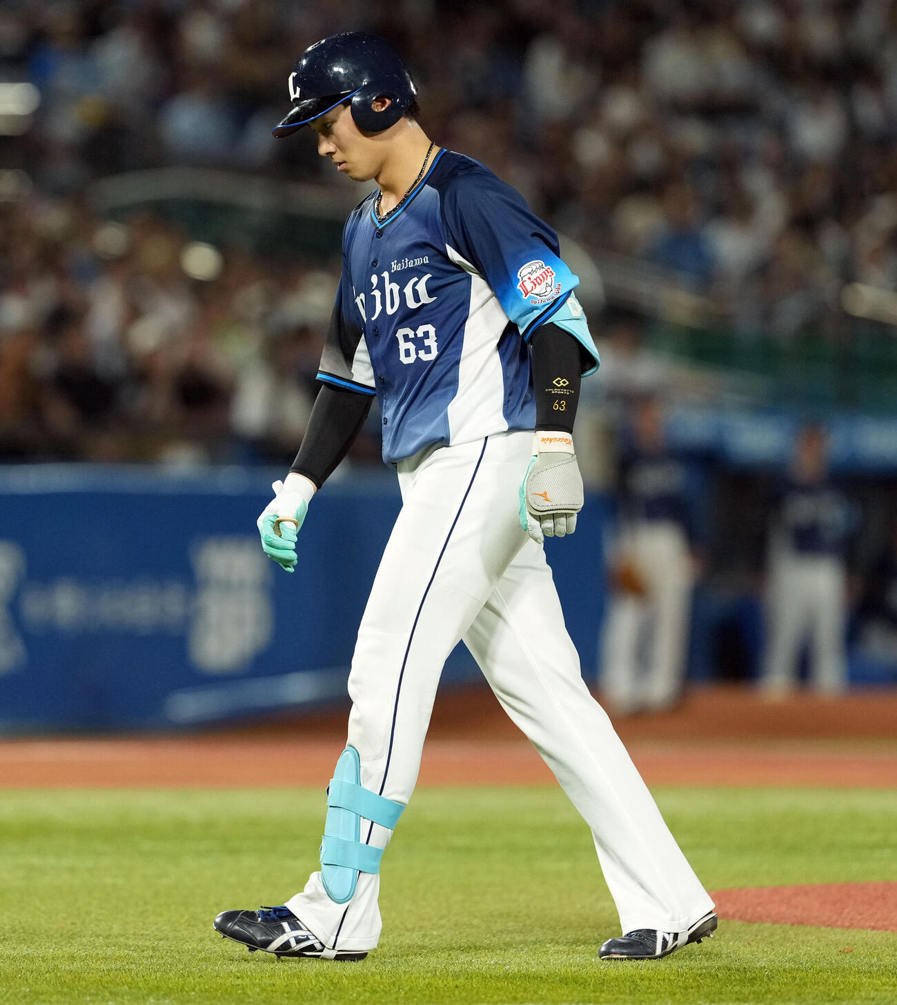 ヤクルト対西武　7回表西武無死、左前打を放った長谷川信哉だが、ドミンゴ・サンタナの落球に気づかずアウトになる（撮影・たえ見朱実）