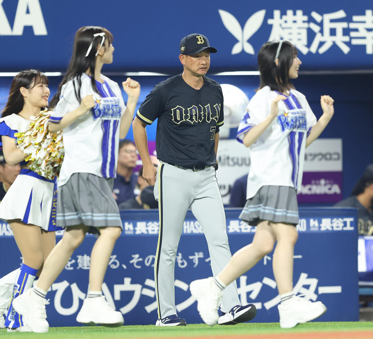 DeNA対オリックス　7回表を終え選手交代を告げる岸田護監督。手前は日向坂46（撮影・河田真司）