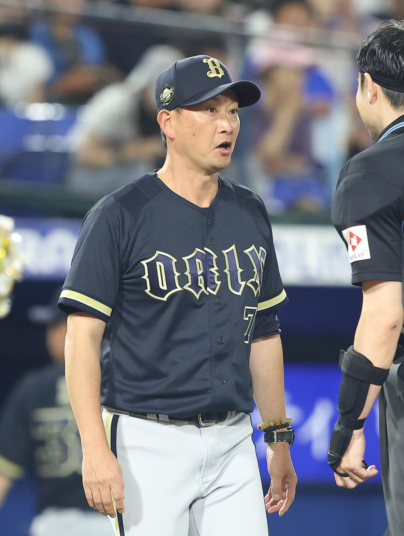 DeNA対オリックス　7回表を終え選手交代を告げる岸田護監督（撮影・河田真司）