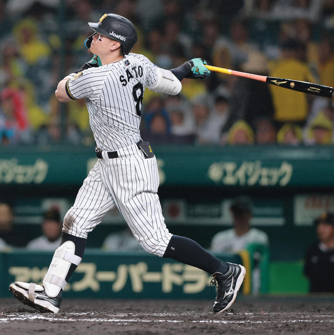 阪神対日本ハム　9回裏阪神1死、佐藤輝明はソロ本塁打を放つ（撮影・上山淳一）