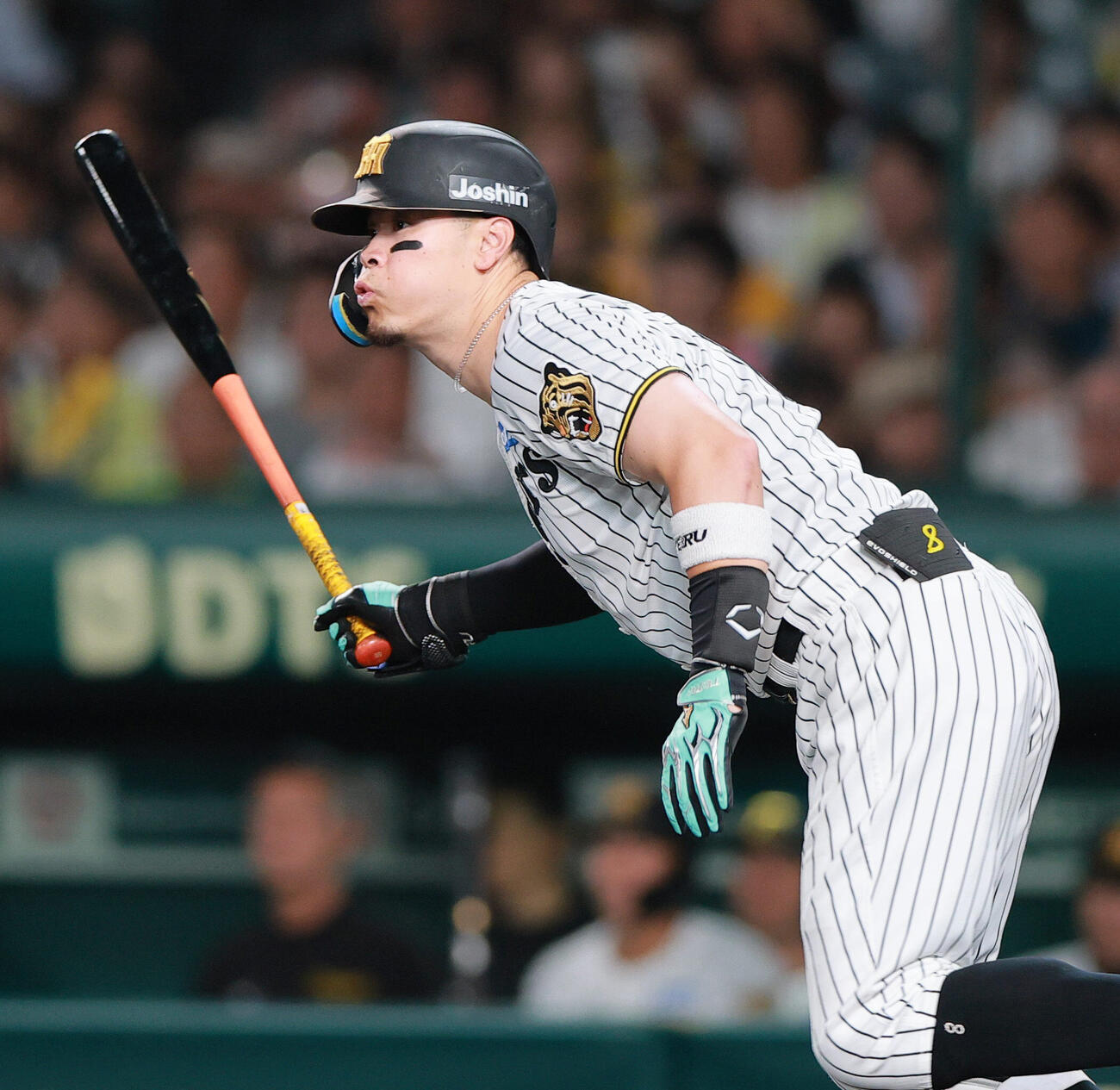 阪神対日本ハム　4回裏阪神無死、安打を放つ佐藤輝明（撮影・上山淳一）