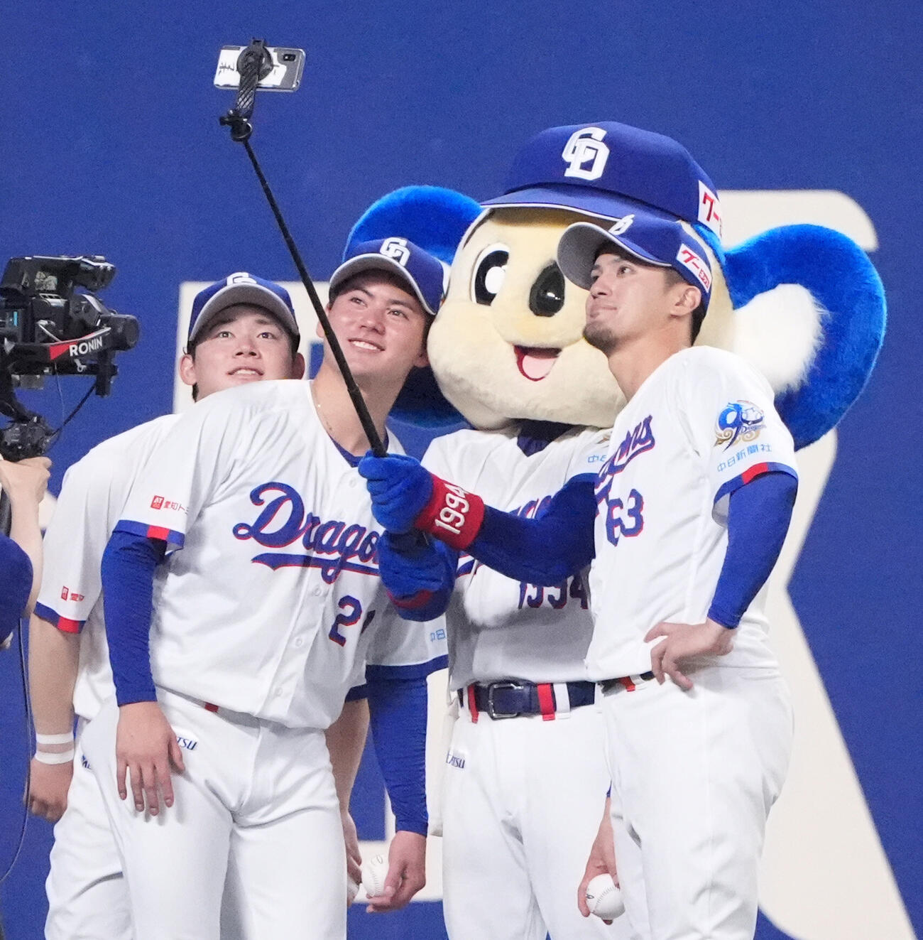 プロ野球交流戦　中日対楽天　笑顔で自撮りする中日の、左から村松開人、金丸夢斗、ドアラ、板山祐太郎（撮影・森本幸一）