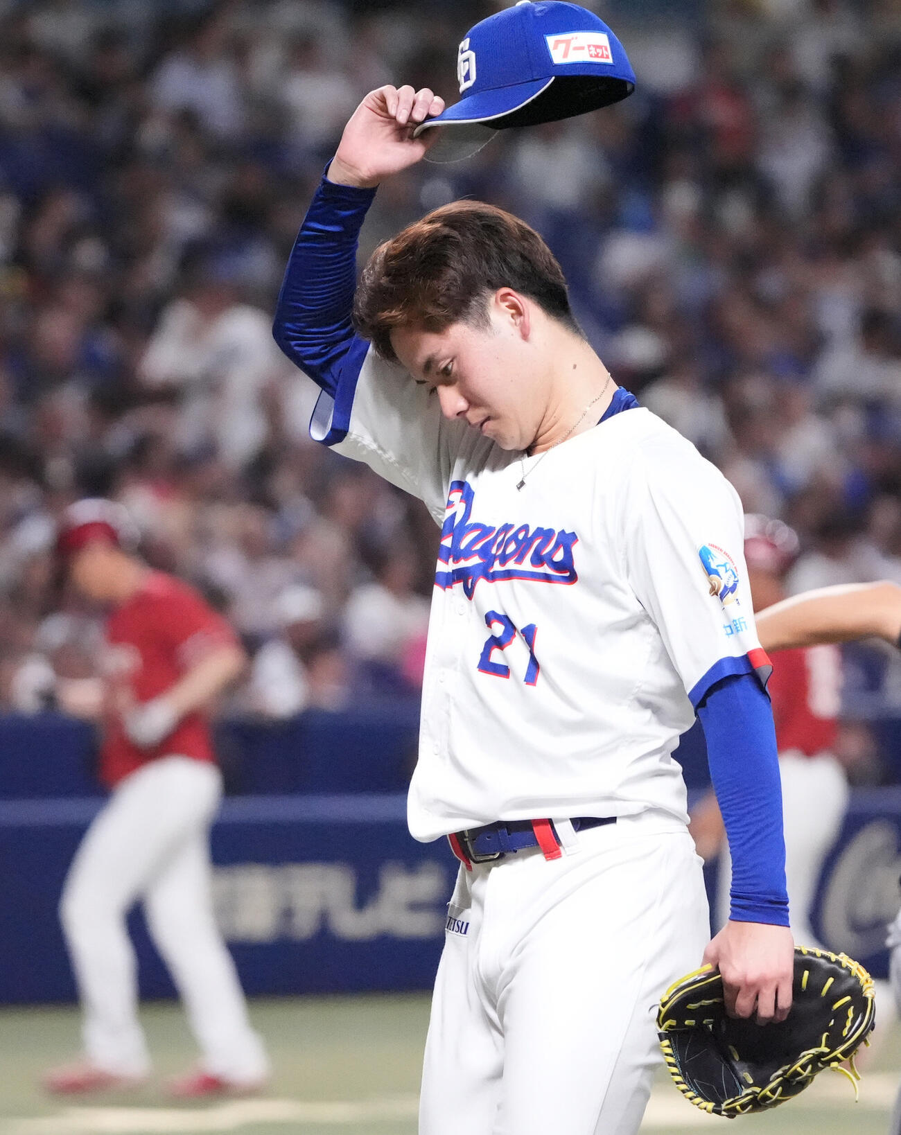 プロ野球交流戦中日対楽天　8回表終了、汗を拭きながらベンチへ戻る金丸夢斗（撮影・森本幸一）