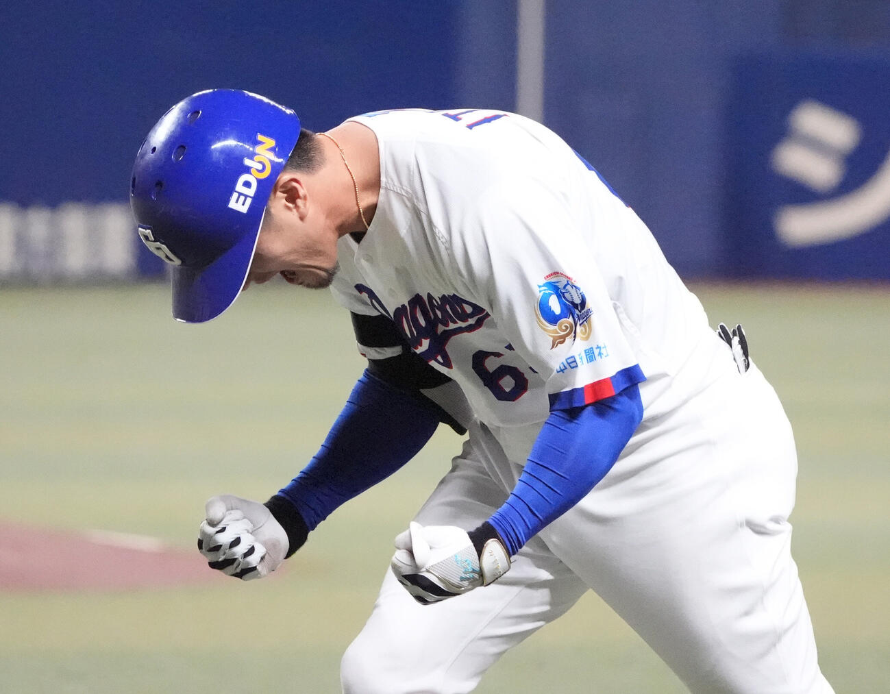 プロ野球交流戦中日対楽天　8回裏中日1死一、三塁、犠飛を放ちガッツポーズをする板山祐太郎（撮影・森本幸一）