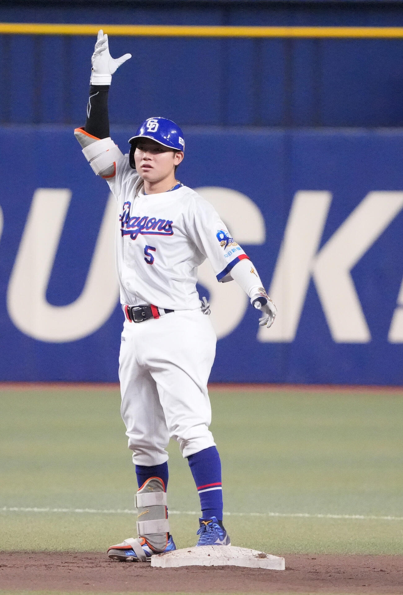 プロ野球交流戦中日対楽天　8回裏中日1死二塁、適時二塁打を放ちベンチへ向かってアピールする村松開人（撮影・森本幸一）