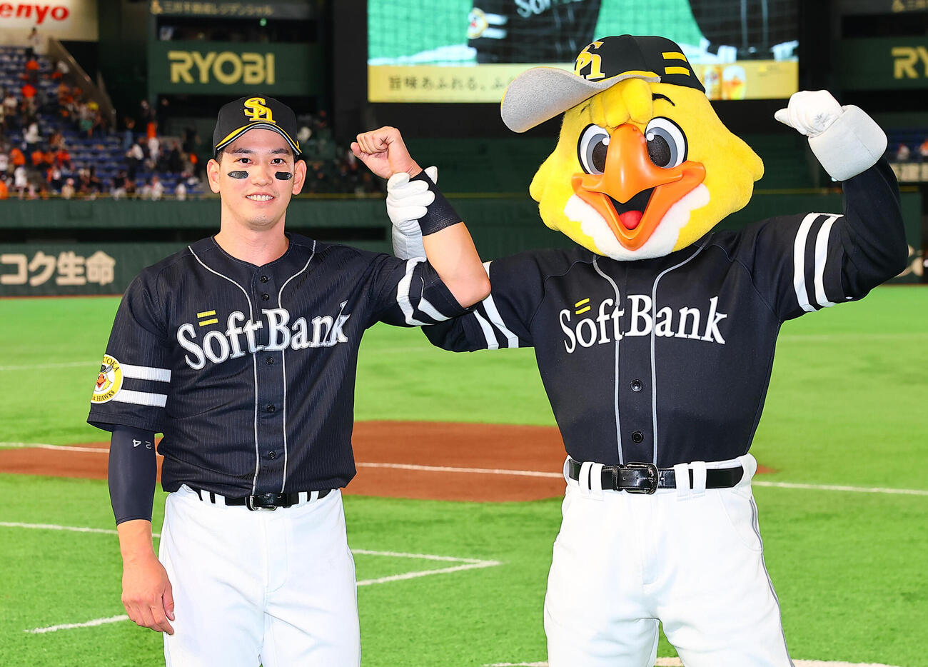巨人対ソフトバンク　ハリーホークと勝利を喜ソフトバンク栗原陵矢（撮影・野上伸悟）