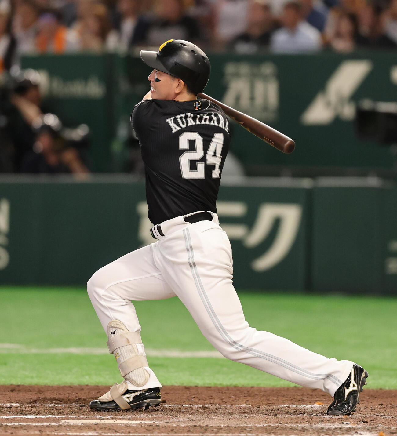 巨人対ソフトバンク　7回表ソフトバンク2死、この試合2本目の本塁打を放つ栗原陵矢（撮影・野上伸悟）