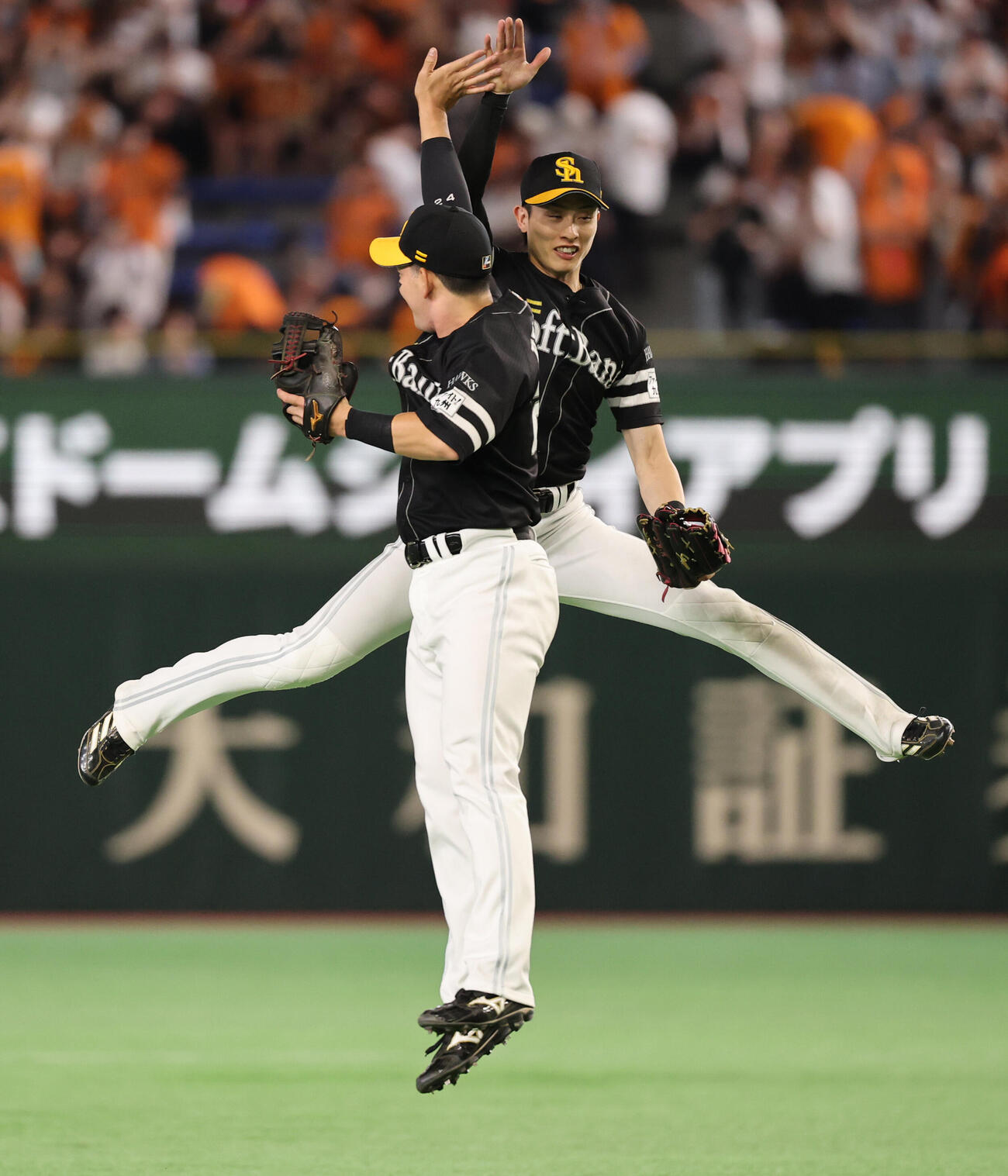 巨人対ソフトバンク　勝利を大ジャンプして喜ぶソフトバンク栗原陵矢（手前）と周東佑京（撮影・野上伸悟）