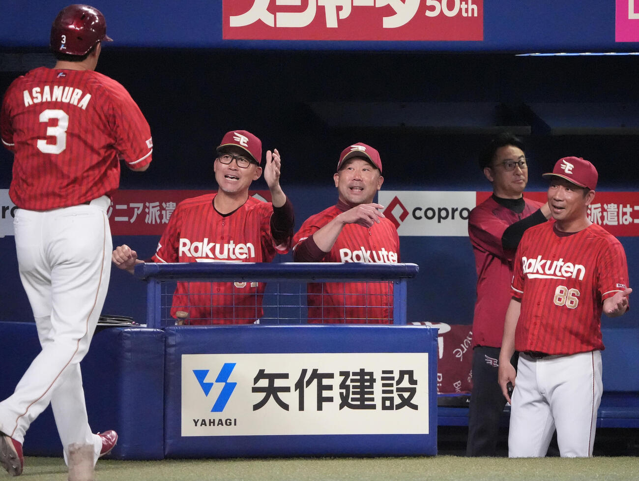 プロ野球交流戦中日対楽天　2回表楽天無死一、三塁、三木肇監督（中央）は相手守備が乱れる間に生還した浅村栄斗を迎える（撮影・森本幸一）＝2026年5月28日