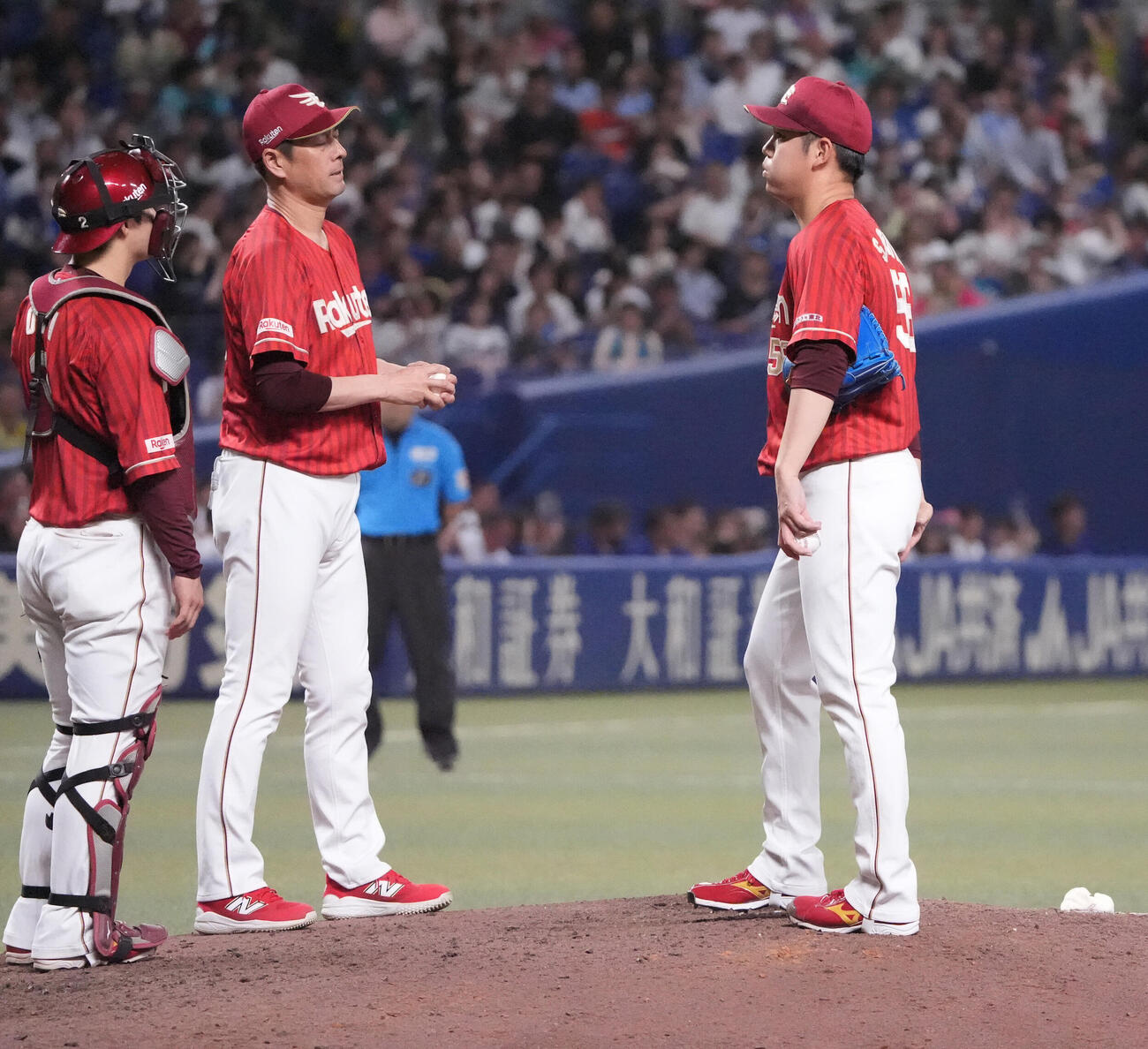 プロ野球交流戦中日対楽天　8回裏中日1死二塁、鈴木翔天（右）はマウンドを降りる（撮影・森本幸一）