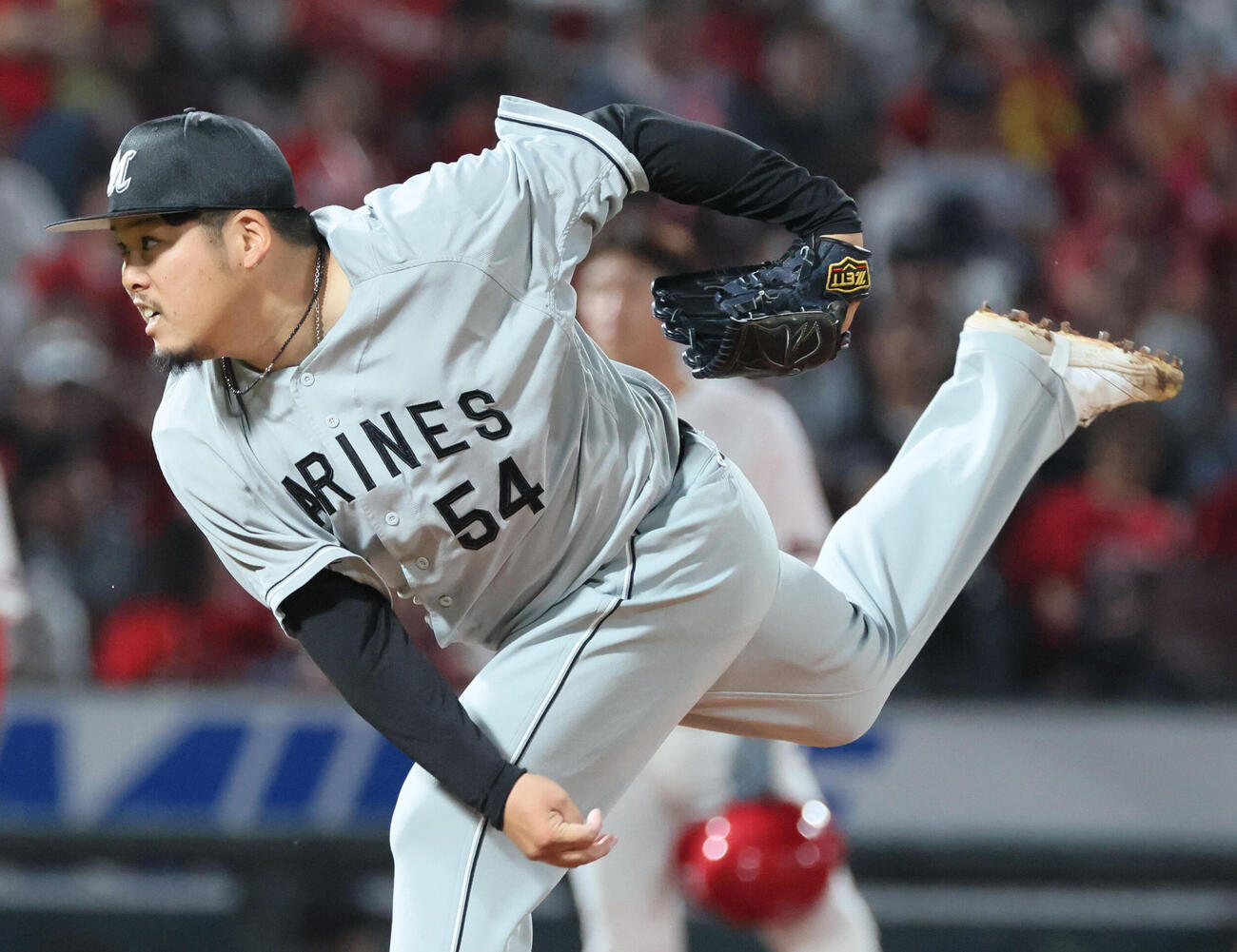 広島対ロッテ　力投するロッテ3番手の沢田圭佑（撮影・加藤孝規）
