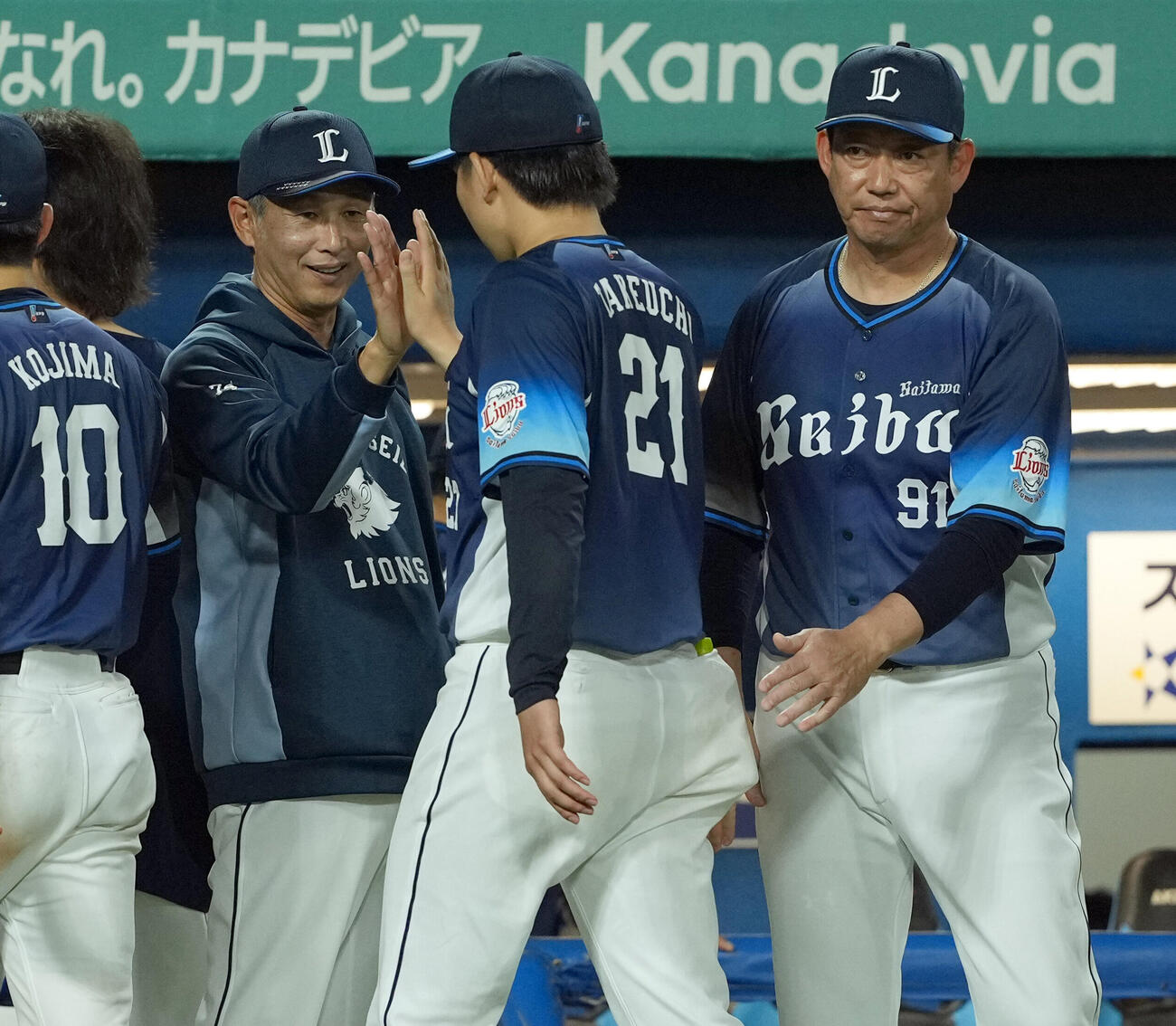 ヤクルト対西武　今季4勝目を挙げた武内夏暉を迎える西口文也監督（撮影・たえ見朱実）