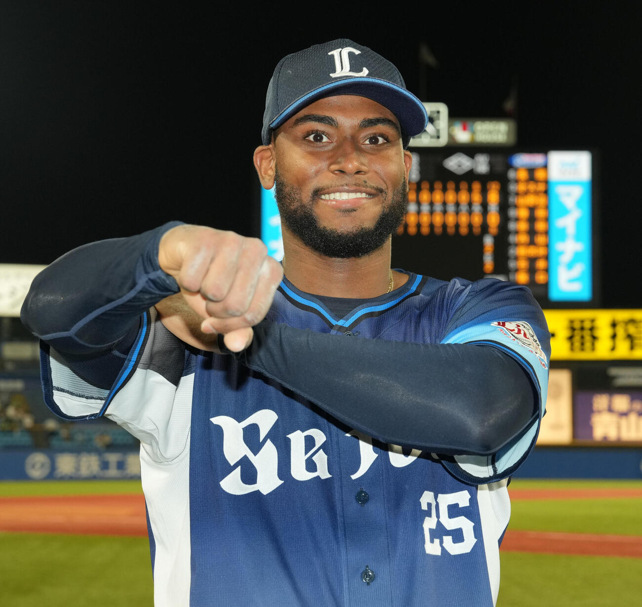 ヤクルト対西武　ヤクルトに完勝し笑顔でポーズを決める西武アレクサンダー・カナリオ（撮影・たえ見朱実）＝2026年5月28日