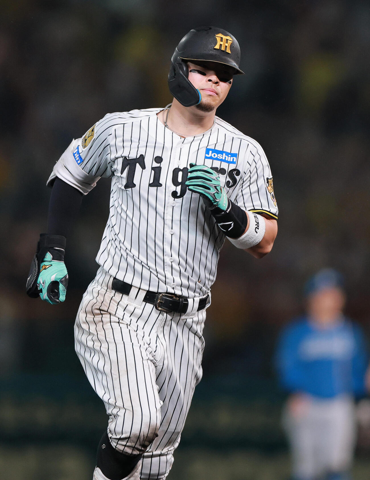 阪神対日本ハム　9回裏阪神1死、佐藤輝明はソロ本塁打を放ちダイヤモンドを1周する（撮影・上山淳一）