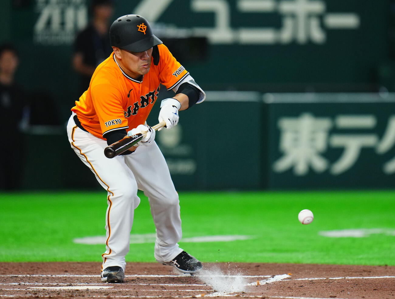 交流戦　巨人対ソフトバンク　4回裏巨人無死一塁、犠打を試みるも失敗する田中将大（撮影・垰建太）