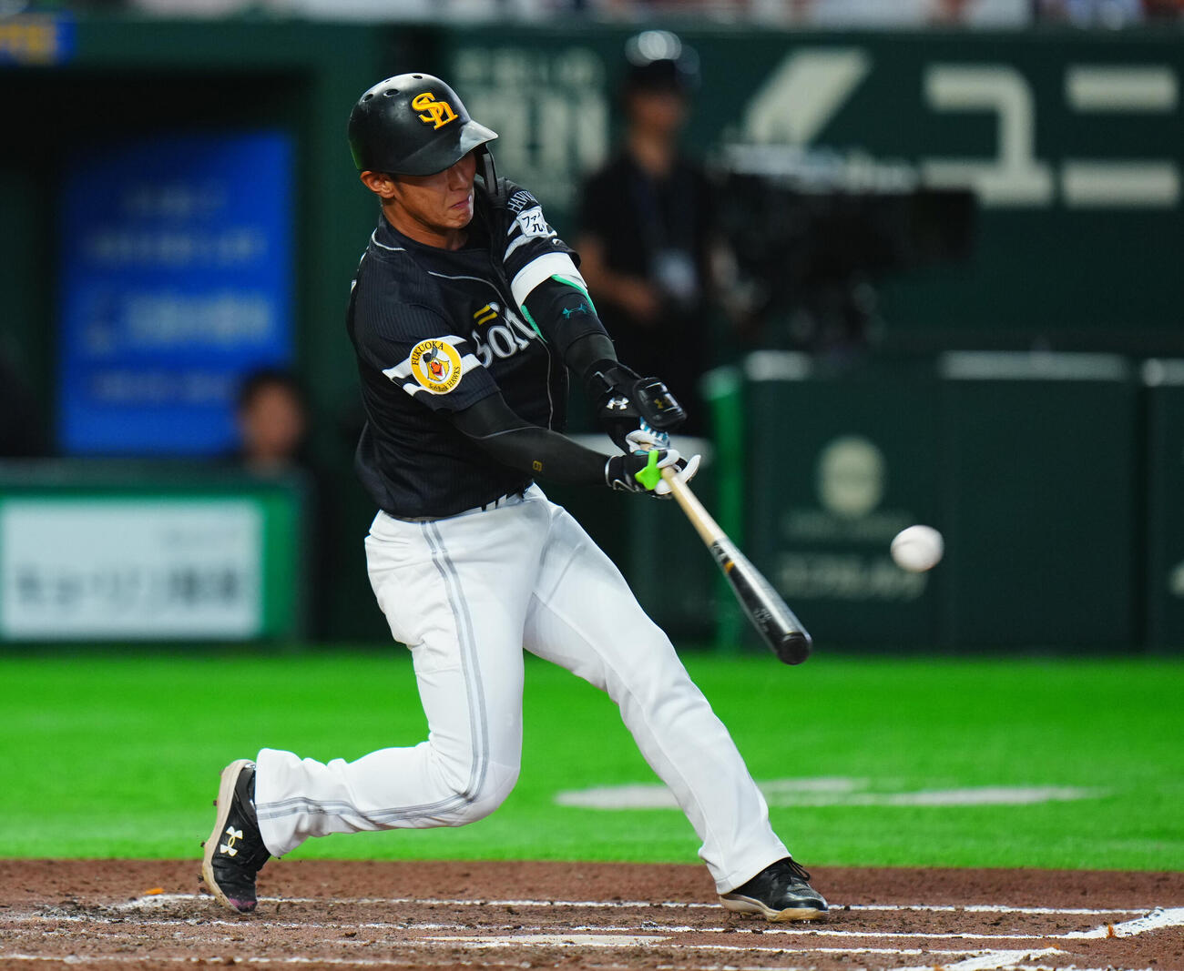 交流戦　巨人対ソフトバンク　6回表ソフトバンク1死一塁、適時二塁打を放つ今宮健太（撮影・垰建太）＝2026年5月28日
