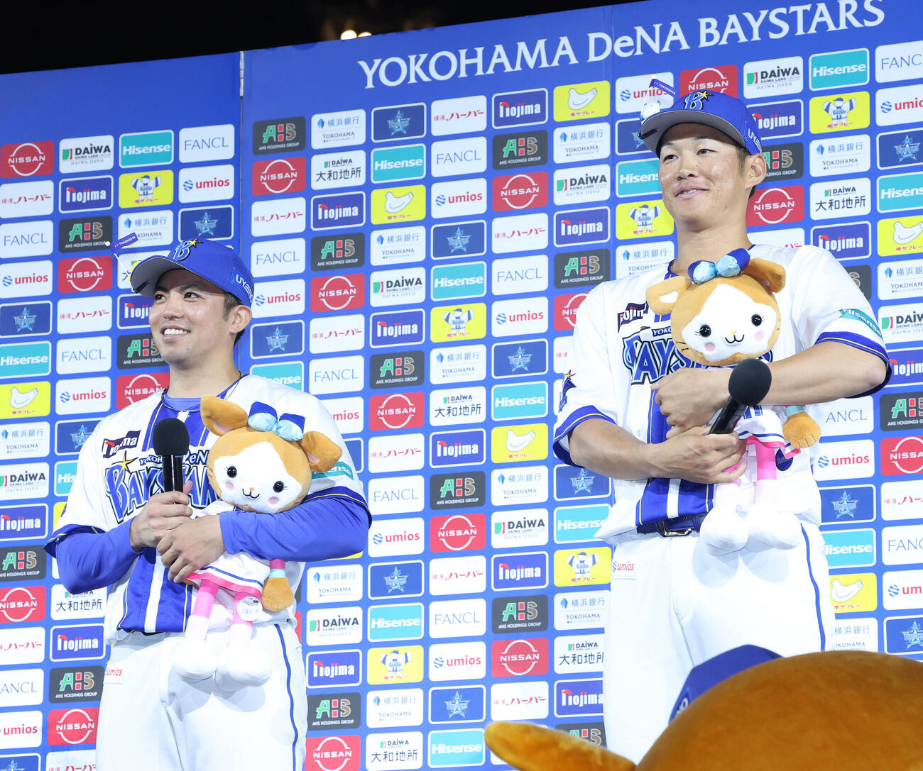 DeNA対オリックス　オリックスに勝利し、お立ち台で笑顔を見せるDeNA東克樹（左）と京田陽太（撮影・河田真司）
