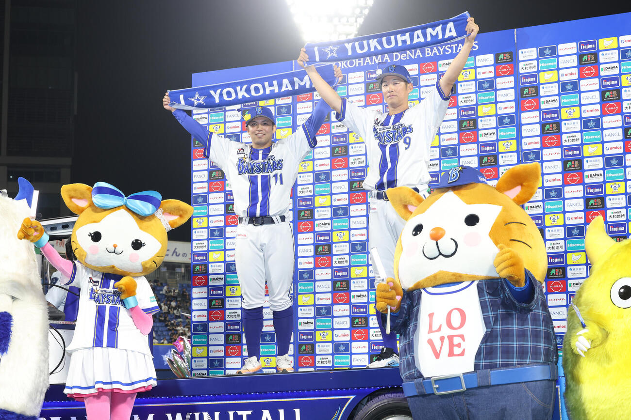 DeNA対オリックス　オリックスに勝利し、お立ち台で写真に納まるDeNA東克樹（左）と京田陽太（撮影・河田真司）