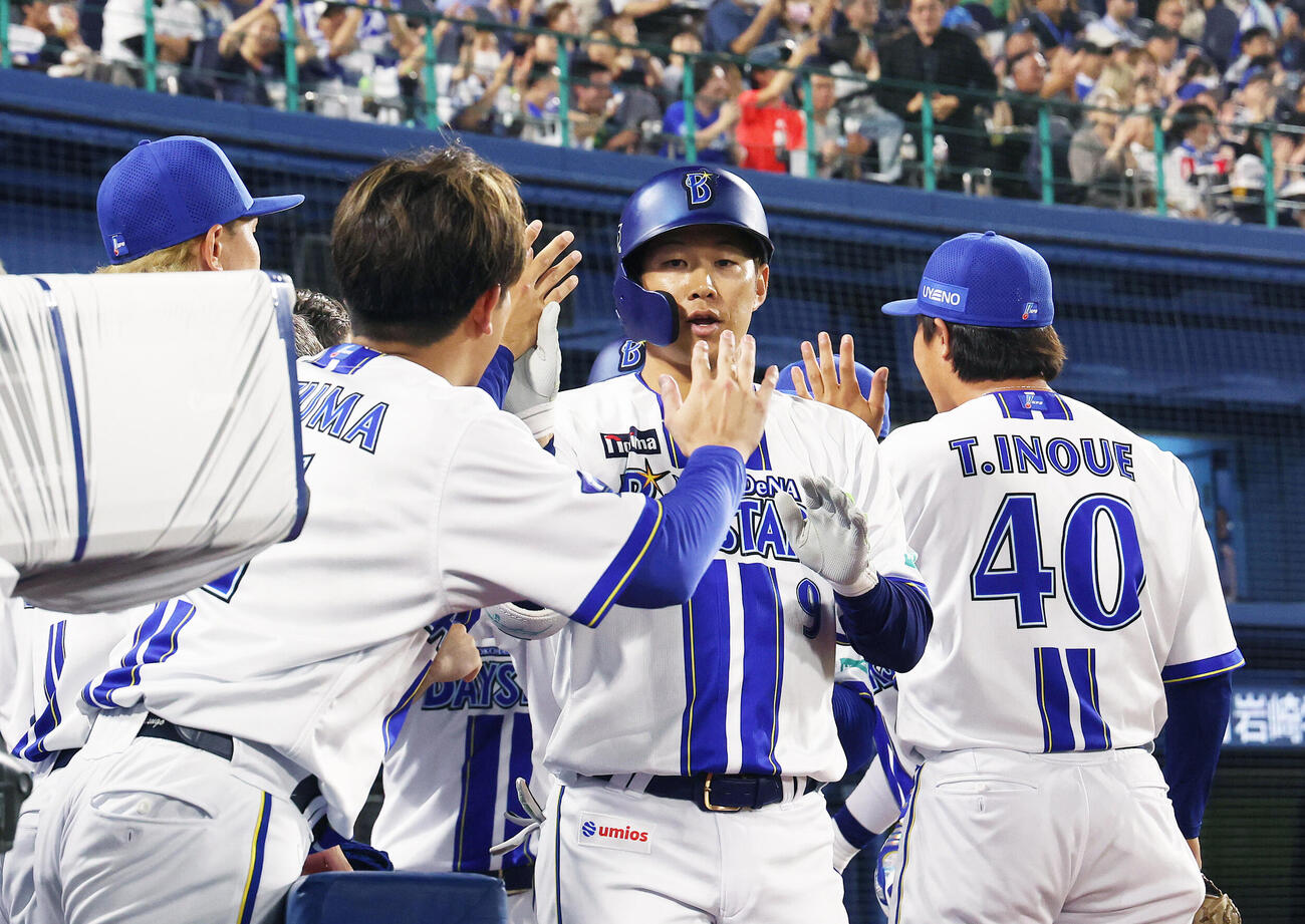 DeNA対オリックス　7回裏DeNA1死一、二塁、逆転3点本塁打を放った京田陽太はチームメートの出迎えを受ける（撮影・河田真司）