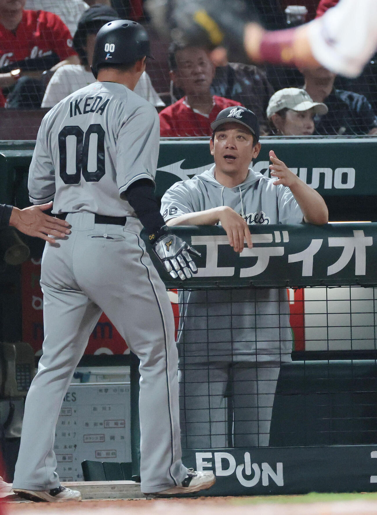 広島対ロッテ　9回表ロッテ2死三塁、小川龍成の中前適時打で生還した池田来翔を迎えるサブロー監督（撮影・加藤孝規）