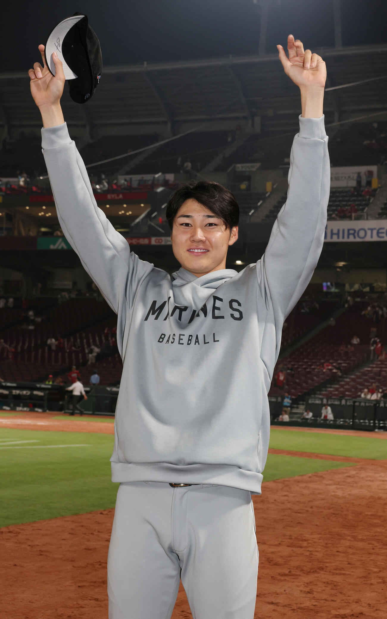 広島対ロッテ　ファンの声援に応える広池康志郎（撮影・加藤孝規）