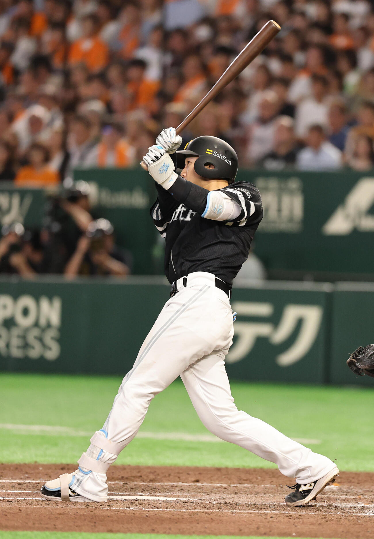 巨人対ソフトバンク　7回表ソフトバンク2死一塁、2点本塁打を放つ山本祐大（撮影・野上伸悟）