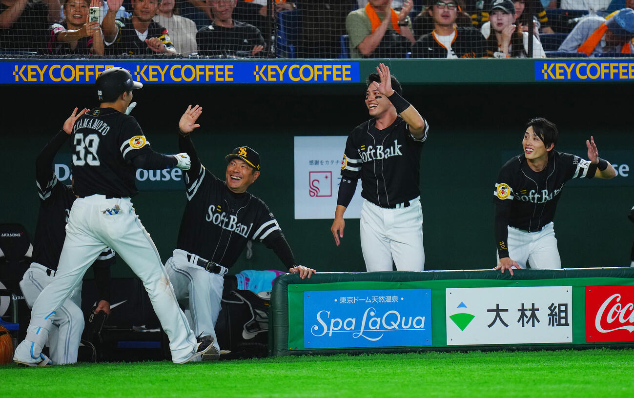 交流戦　巨人対ソフトバンク　7回表ソフトバンク2死一塁、2点本塁打を放った山本祐大（左）を出迎える小久保裕紀監督（同2人目）、栗原陵矢（同3人目）、周東佑京（撮影・垰建太）