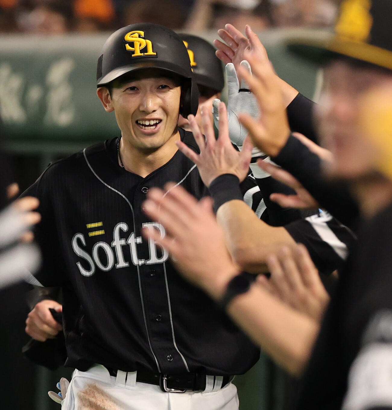 巨人対ソフトバンク　7回表ソフトバンク2死一塁、2点本塁打を放ちベンチ前でナインの祝福を受ける山本祐大（撮影・野上伸悟）