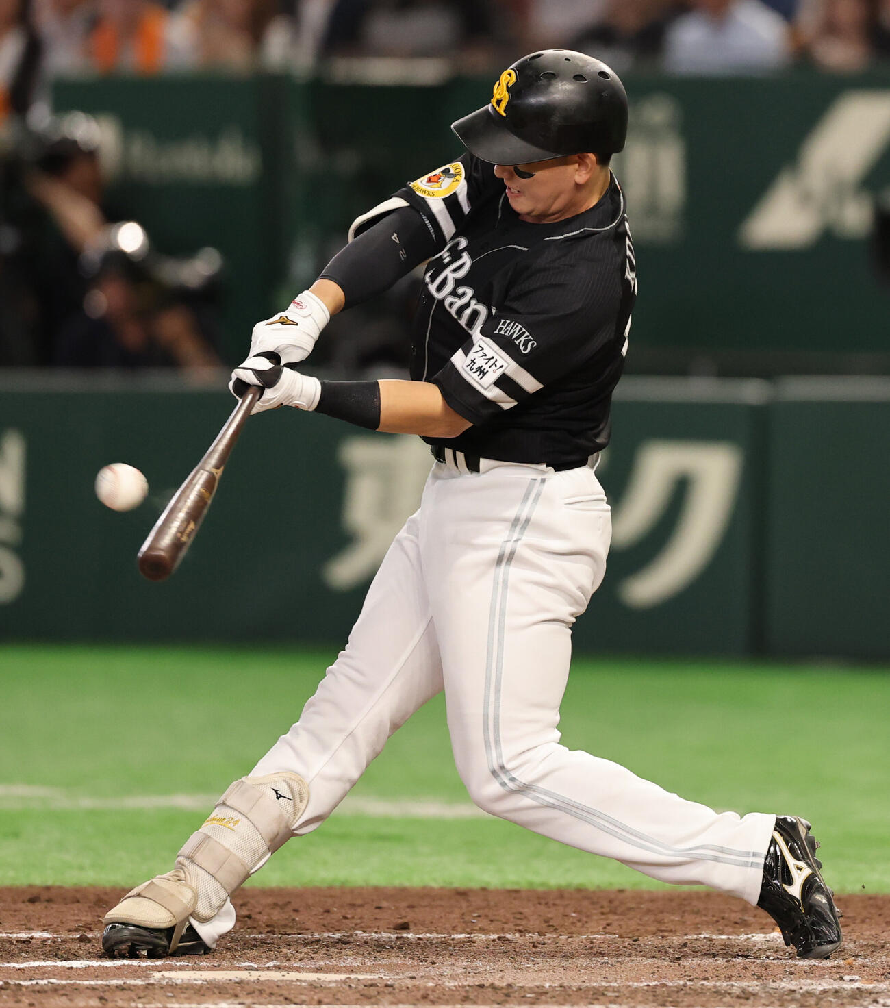 巨人対ソフトバンク　7回表ソフトバンク2死、本塁打を放つ栗原陵矢（撮影・野上伸悟）