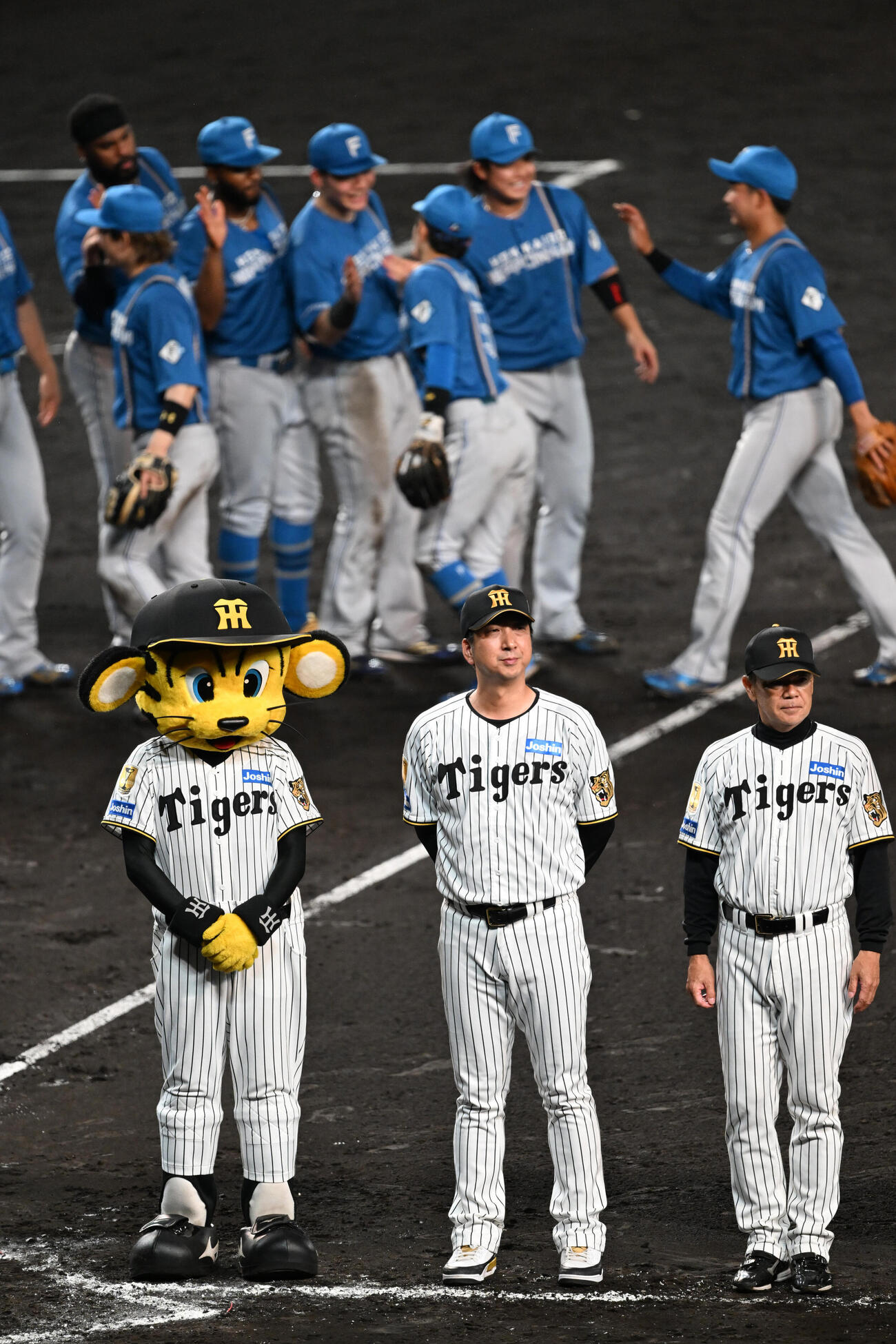 阪神対日本ハム　日本ハムに3連敗し整列する阪神藤川球児監督（撮影・和賀正仁）