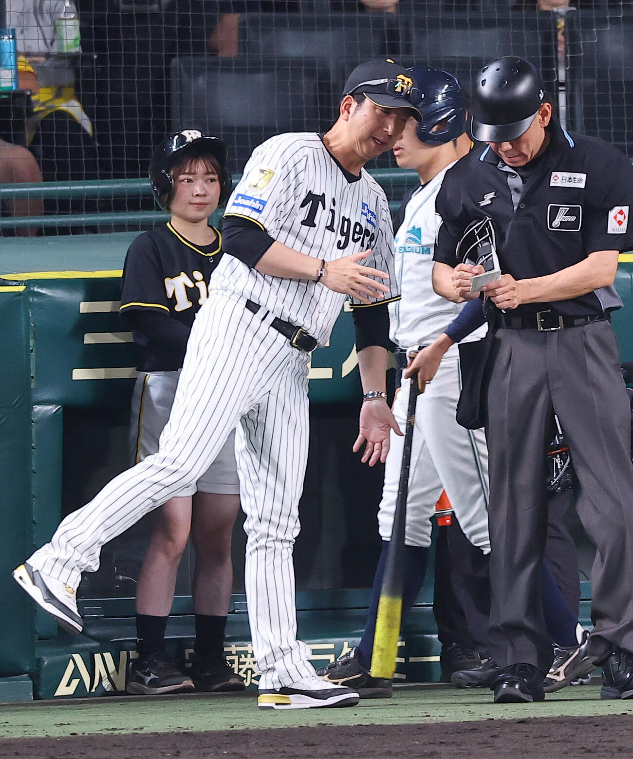 阪神対日本ハム　選手交代を告げる藤川球児監督（撮影・上田博志）