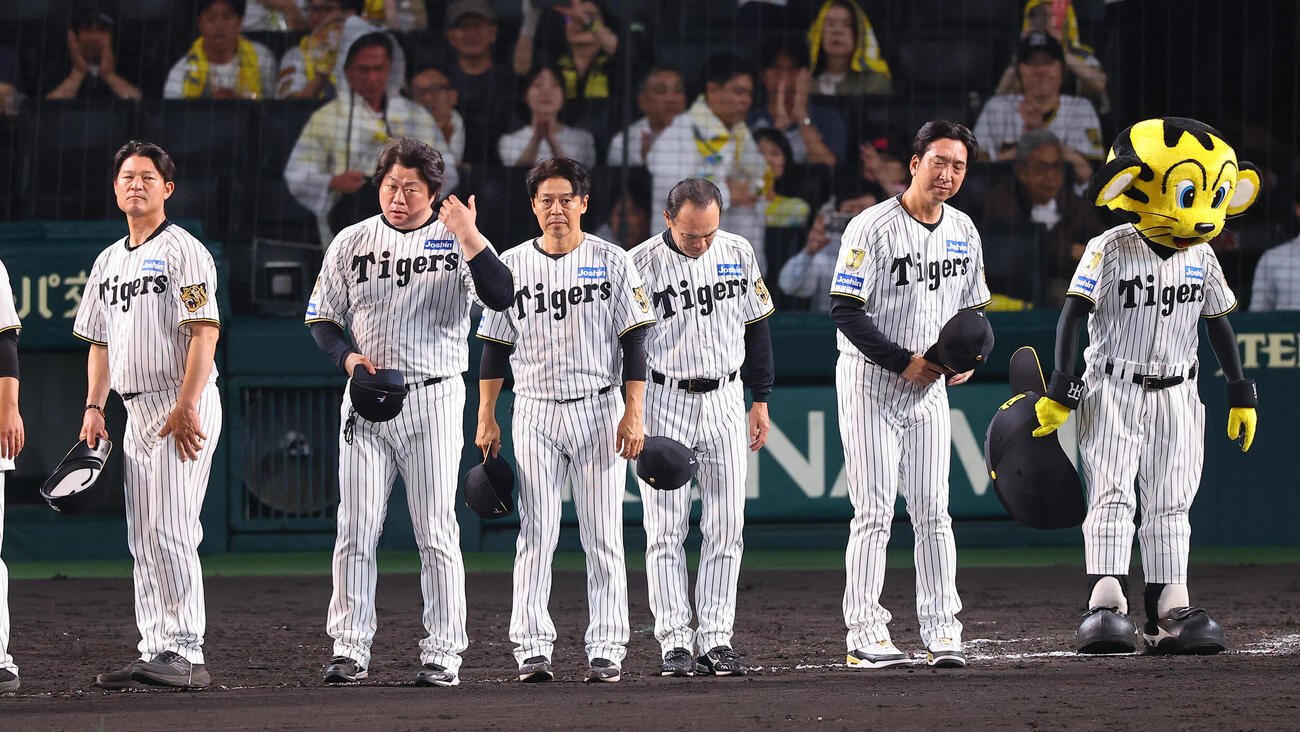 阪神対日本ハム　日本ハムに3連敗した藤川球児監督（右から2人目）はファンへあいさつをする（撮影・上田博志）