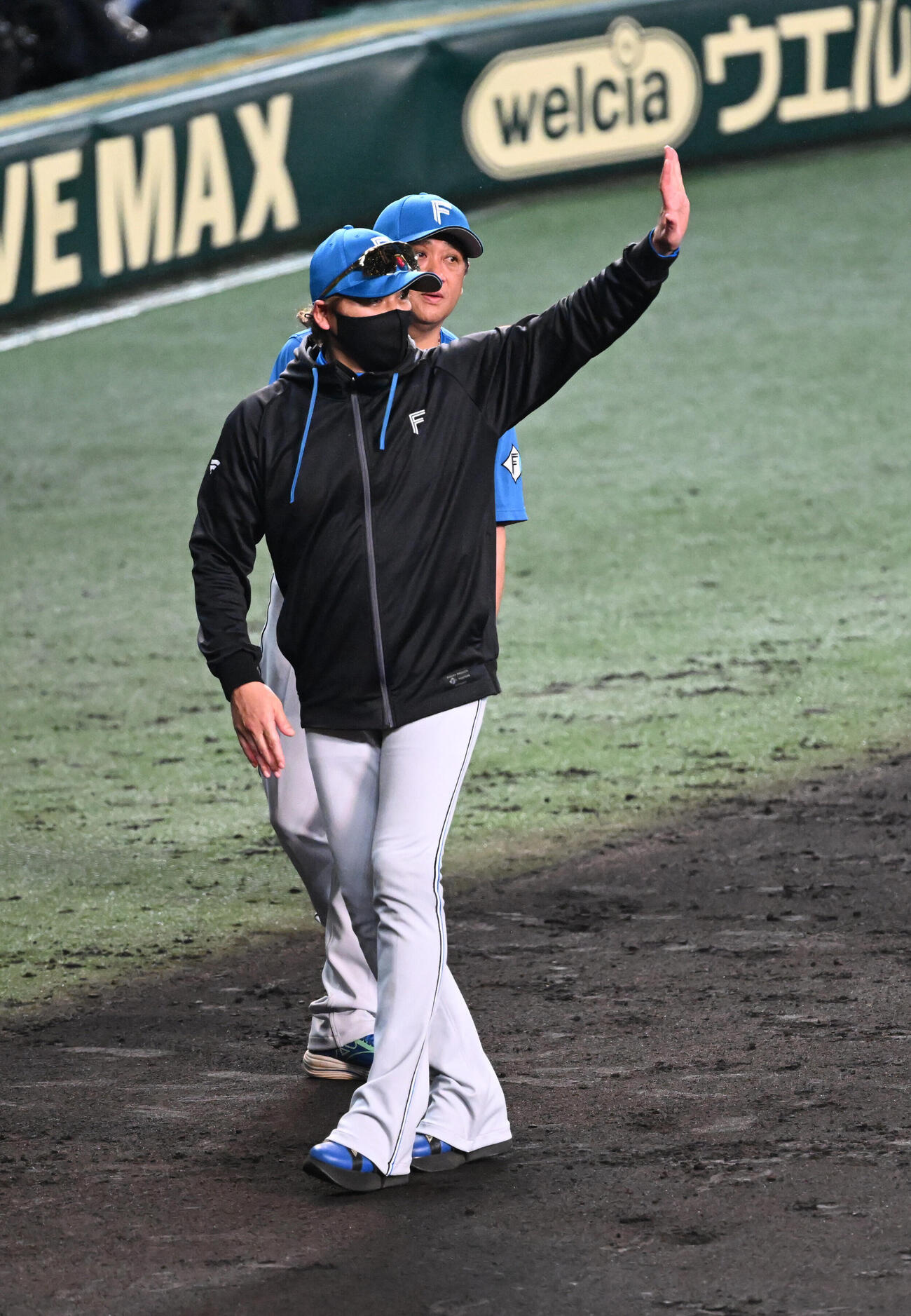 阪神対日本ハム　関係者に手を振りながら引き揚げる日本ハム新庄剛志監督（撮影・和賀正仁）