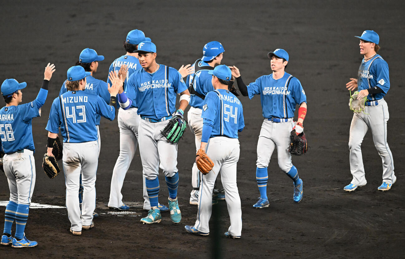 阪神対日本ハム　阪神に3連勝しタッチする日本ハムの選手ら（撮影・和賀正仁）