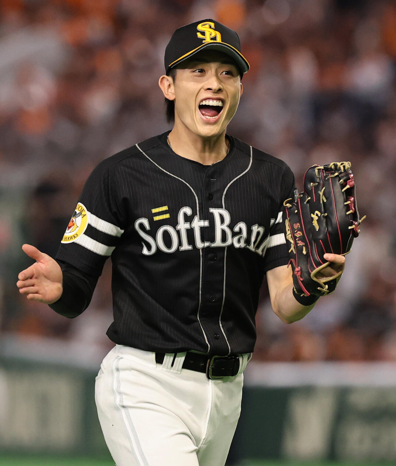 巨人対ソフトバンク　6回裏巨人2死、ティマの中飛を好捕し喜ぶ周東佑京（撮影・野上伸悟）