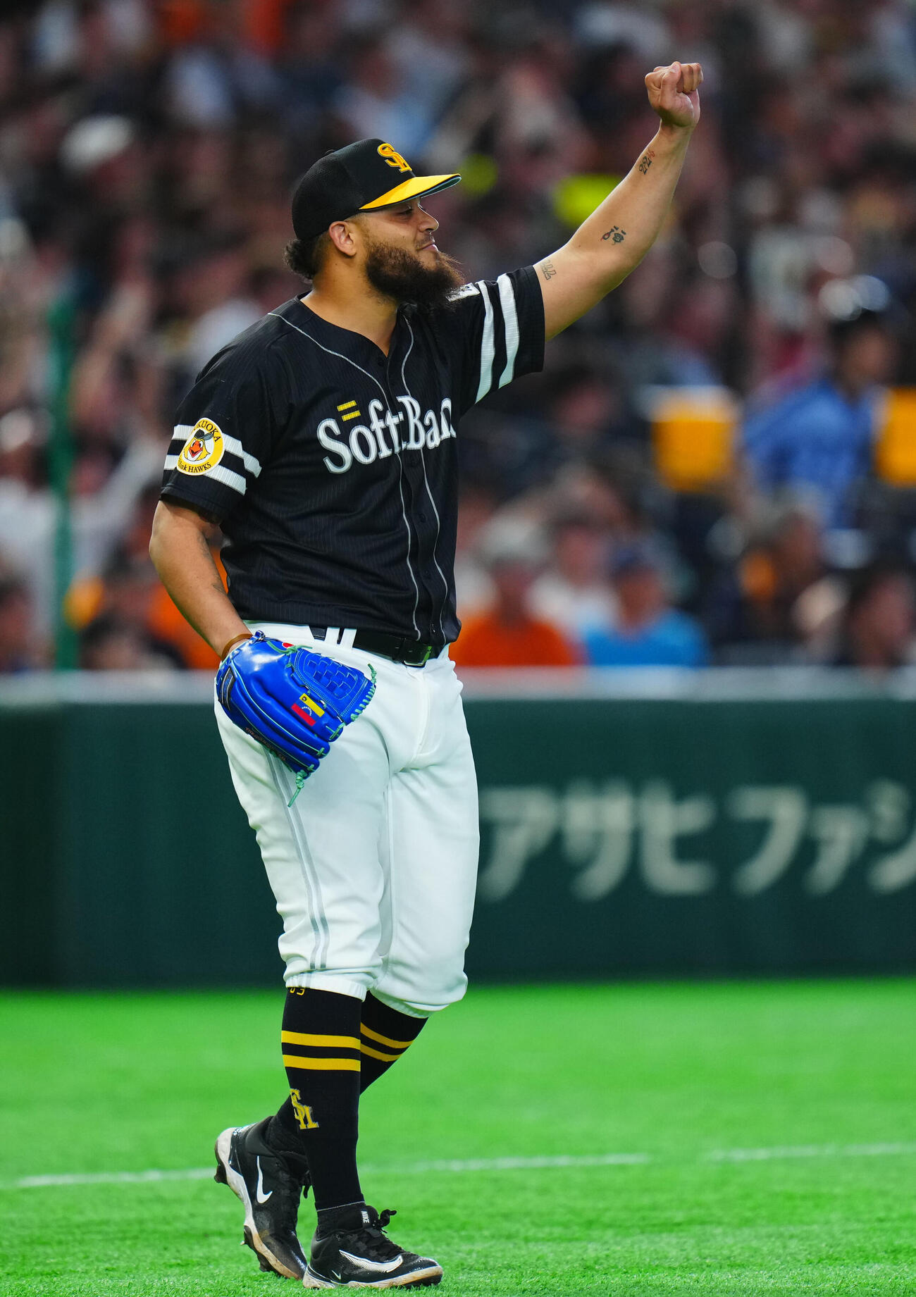 交流戦　巨人対ソフトバンク　6回裏巨人2死二塁、代打フリアン・ティマの打球を周東佑京が好捕しガッツポーズするダーウィンゾン・ヘルナンデス（撮影・垰建太）