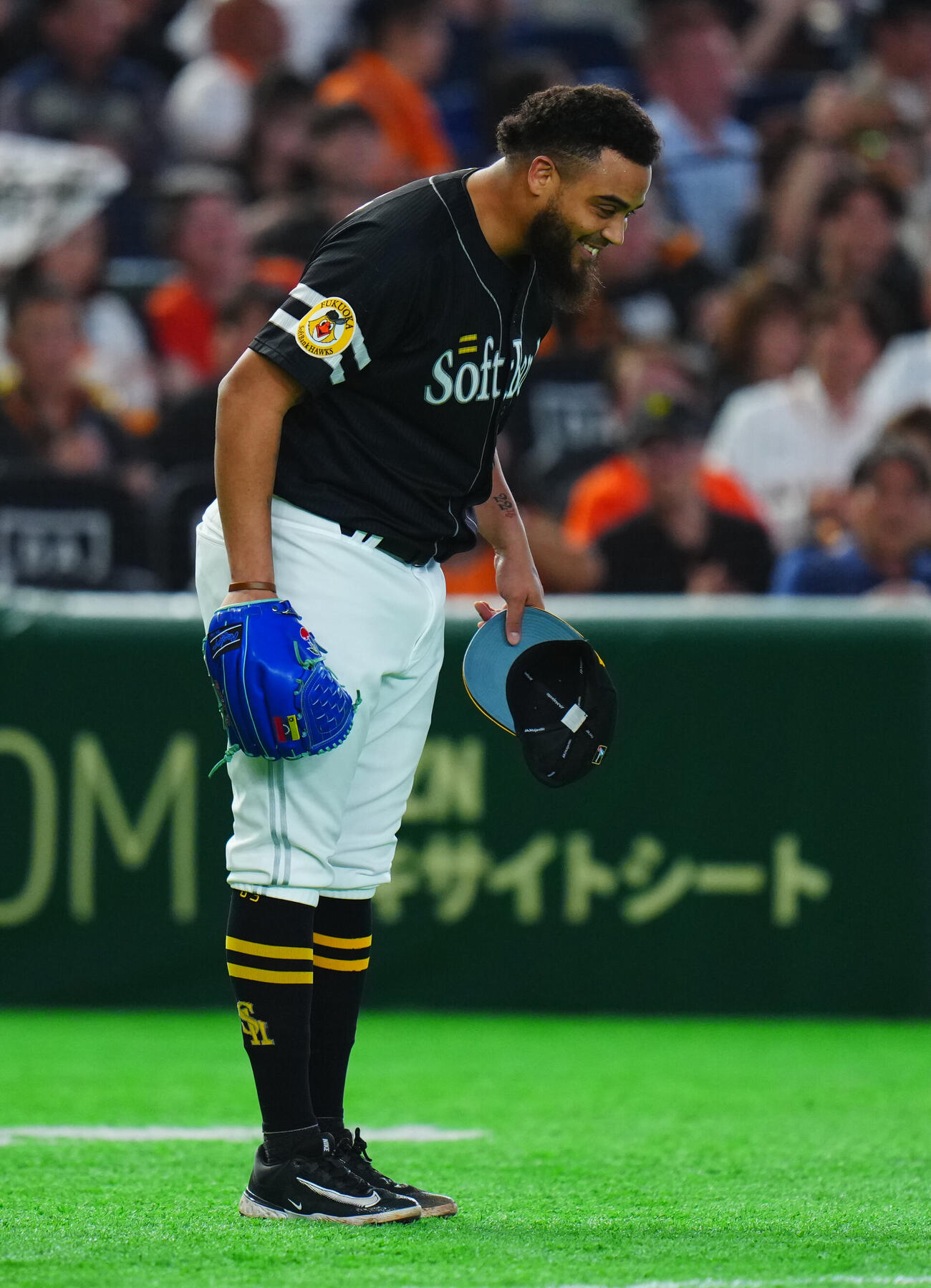 交流戦　巨人対ソフトバンク　6回裏巨人2死二塁、代打フリアン・ティマの打球を好捕した周東佑京に脱帽に一礼で感謝するダーウィンゾン・ヘルナンデス（撮影・垰建太）