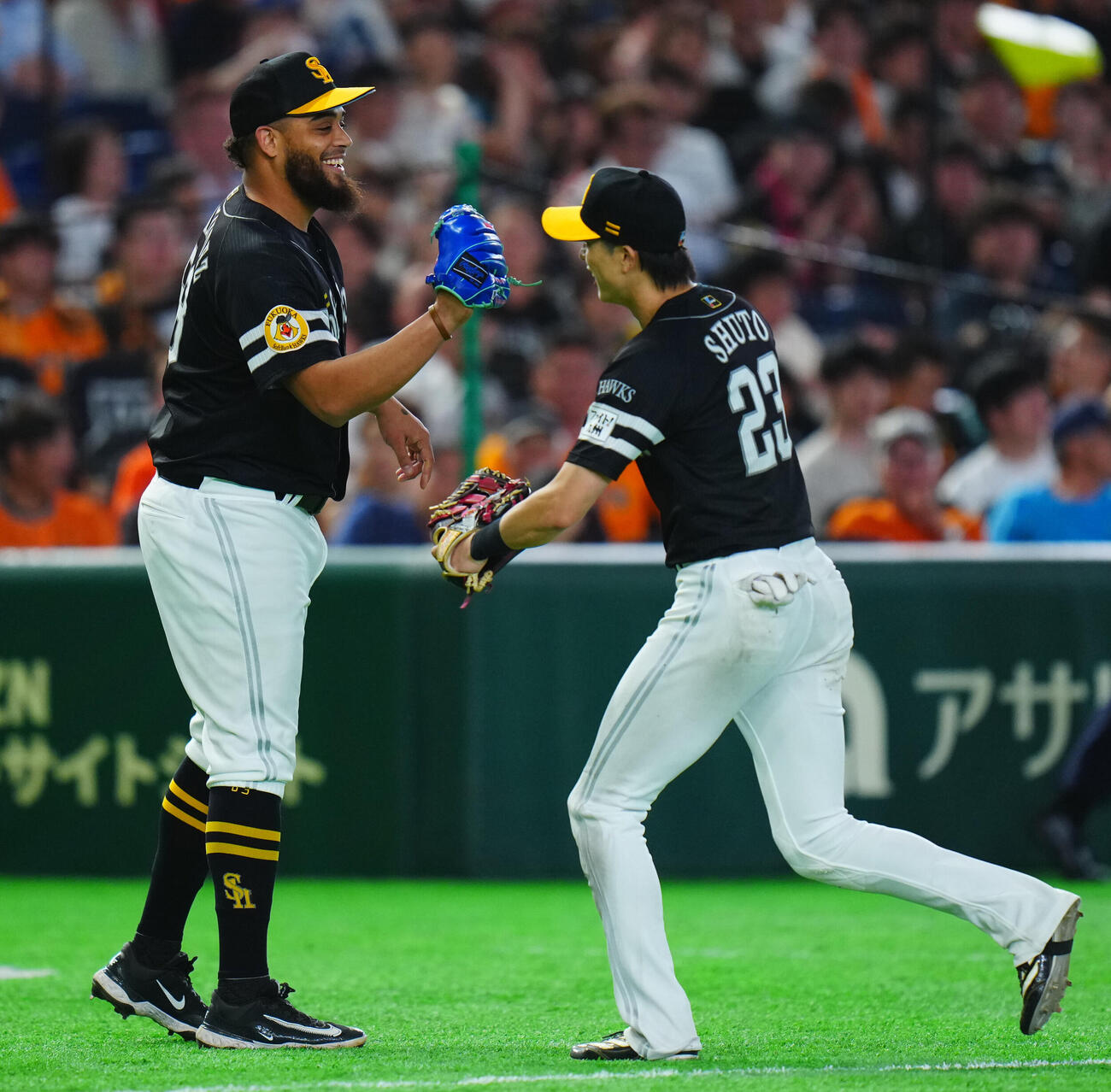 交流戦　巨人対ソフトバンク　6回裏巨人2死二塁、代打フリアン・ティマの打球を好捕した周東佑京（右）に感謝するダーウィンゾン・ヘルナンデス（撮影・垰建太）