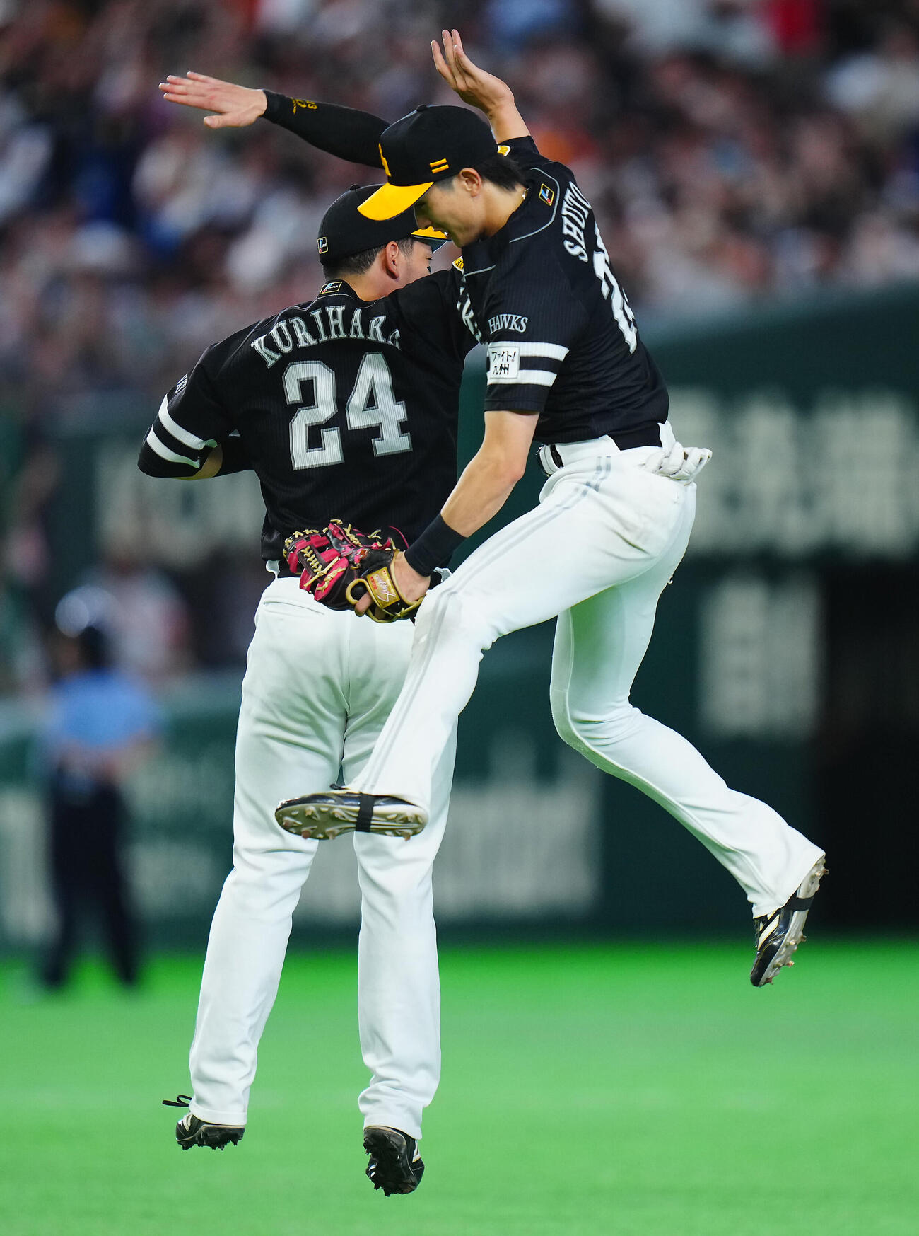 交流戦　巨人対ソフトバンク　巨人に勝利しタッチを交わすソフトバンク栗原陵矢（左）と周東佑京（撮影・垰建太）