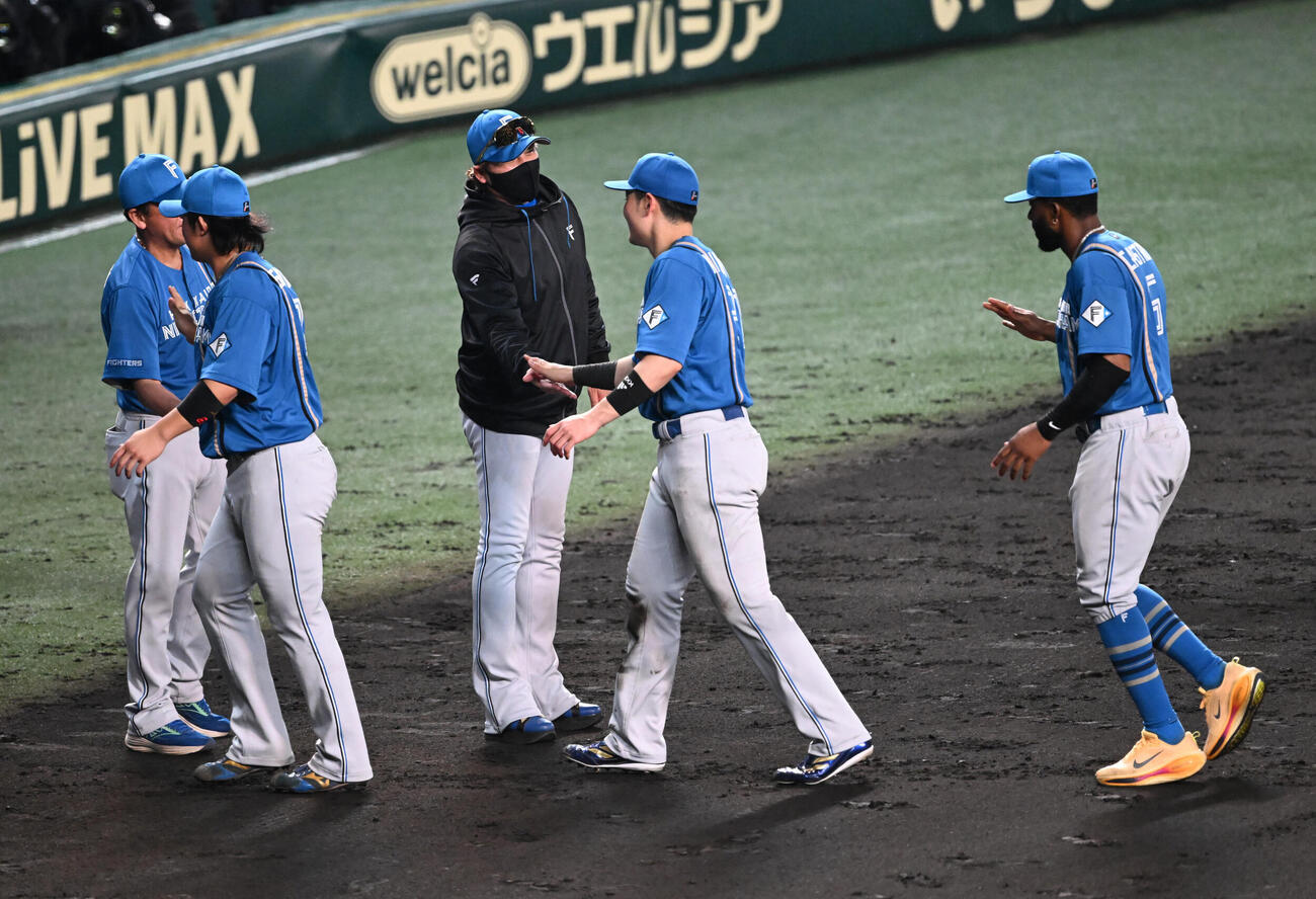 阪神対日本ハム　ナインとタッチしてねぎらう日本ハム新庄剛志監督（撮影・和賀正仁）＝2026年5月28日