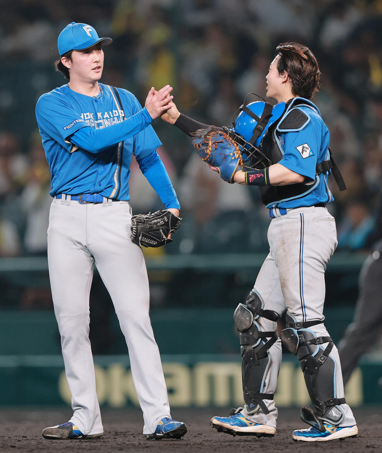 阪神対日本ハム　阪神に勝利し、試合を締めた柳川大晟（左）は捕手田宮裕涼タッチをかわす（撮影・上山淳一）＝2026年5月28日
