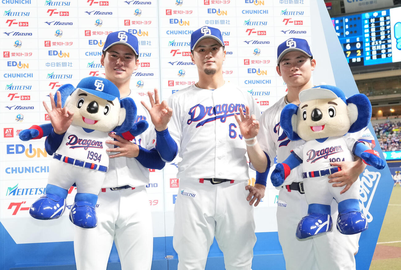 プロ野球交流戦　中日対楽天　ヒーローインタビューを終えポーズを決める中日の、左から金丸夢斗、板山祐太郎、村松開人（撮影・森本幸一）＝2026年5月28日