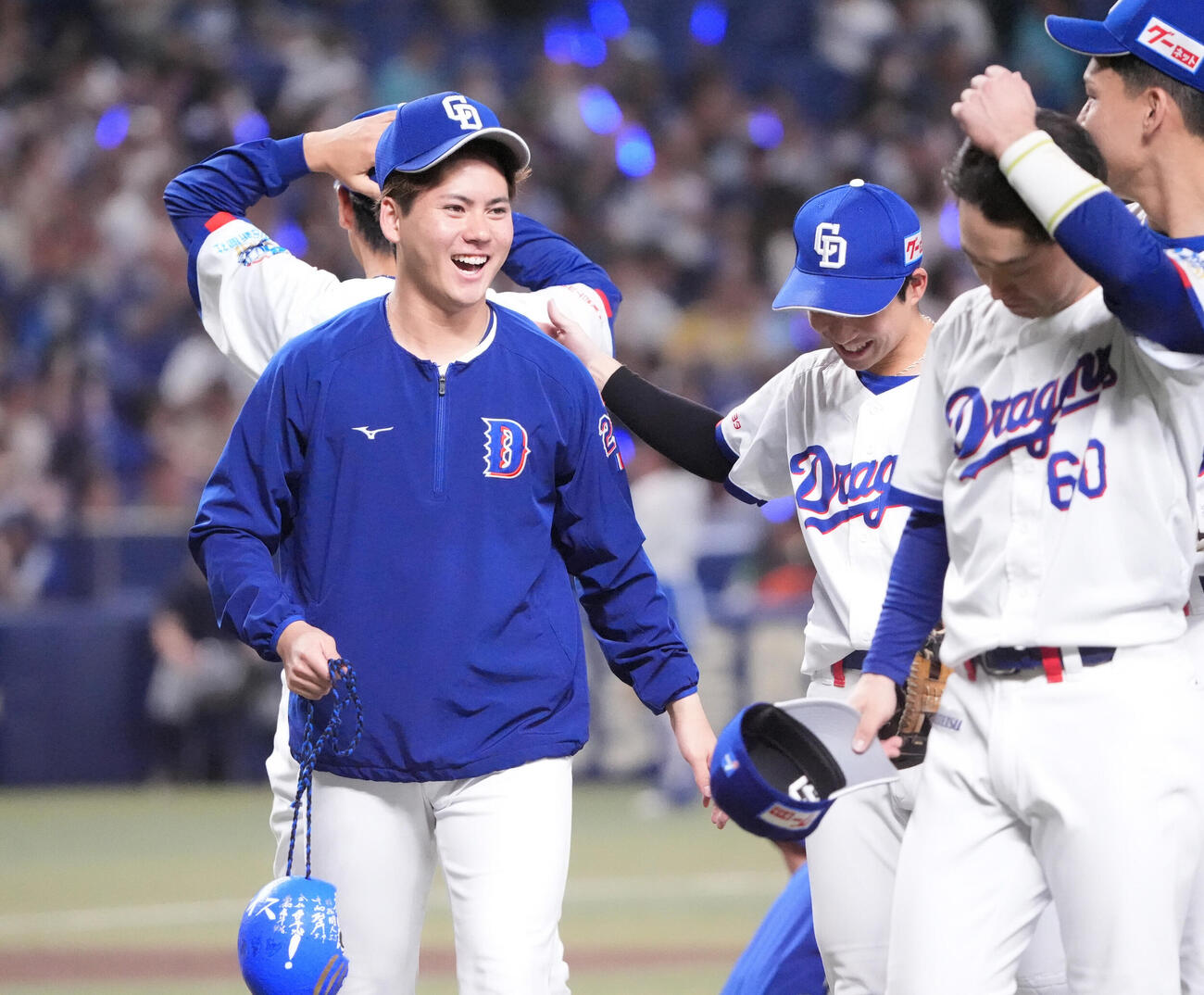 プロ野球交流戦中日対楽天　試合終了、金丸夢斗（左）はだるまを手に明るい表情を見せる（撮影・森本幸一）＝2026年5月28日
