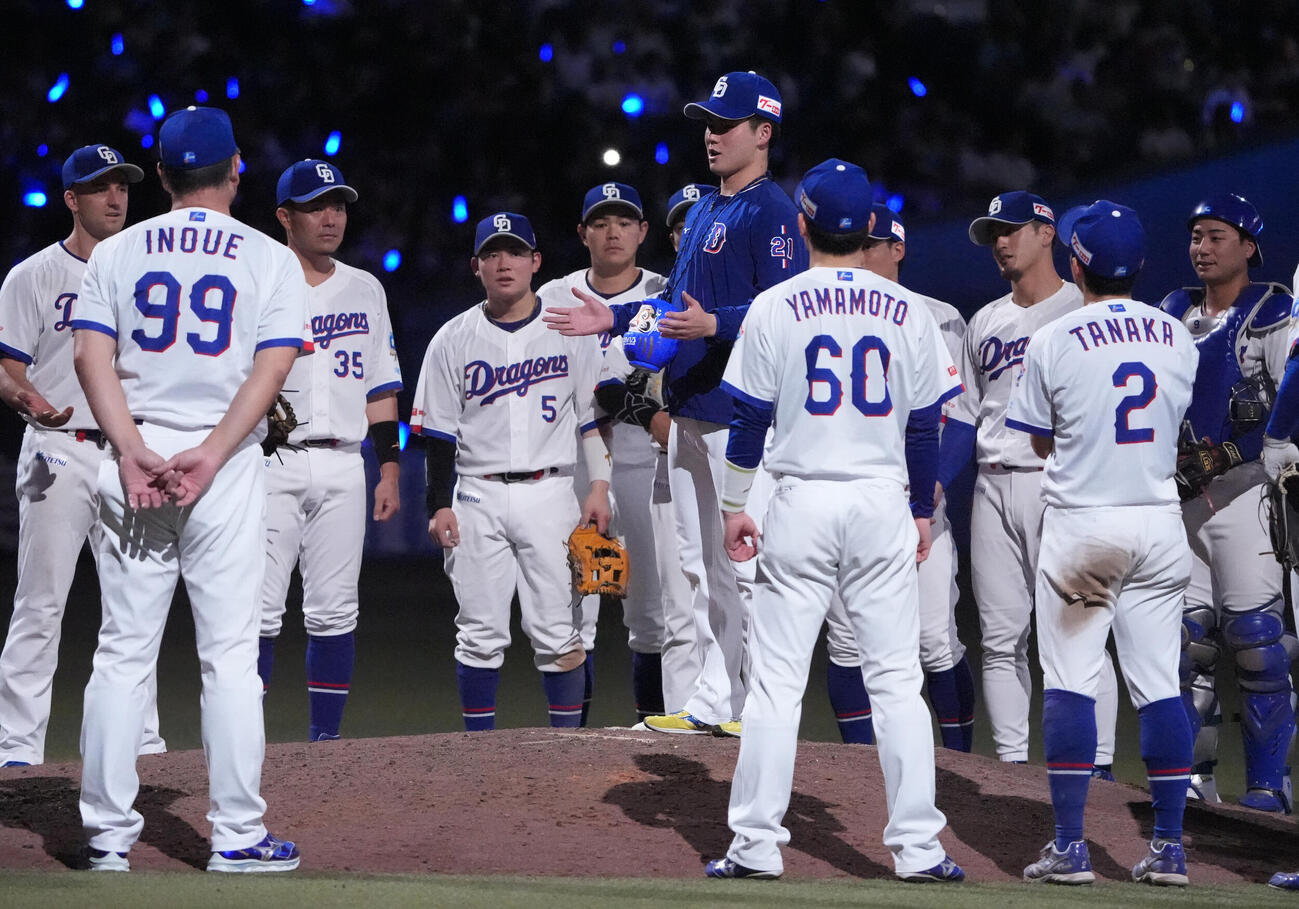 プロ野球交流戦中日対楽天　試合終了、金丸夢斗は円陣中央でナインに話をする（撮影・森本幸一）＝2026年5月28日